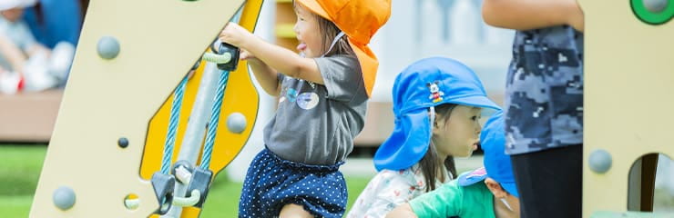 園庭で元気に遊ぶ複数の子どもたち