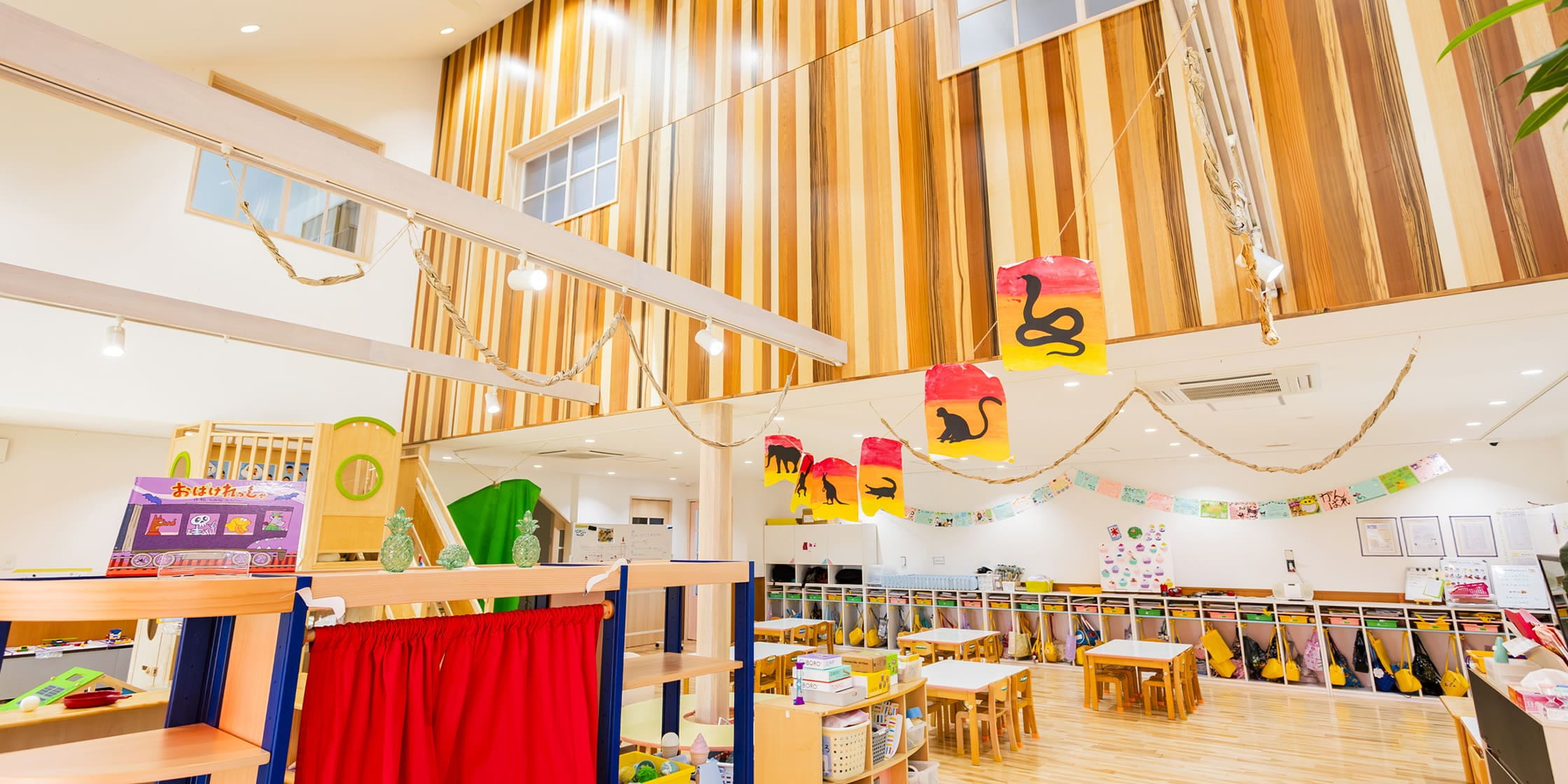 天井から吊るされた蛇や猿などの絵が描かれたカラフルな工作