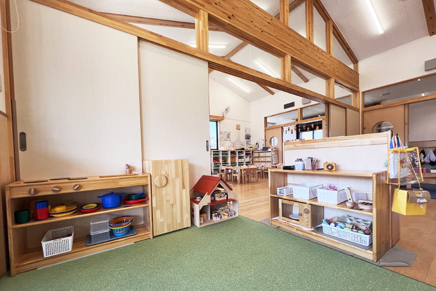 木の温もりを感じる明るく開放的な保育室の内観