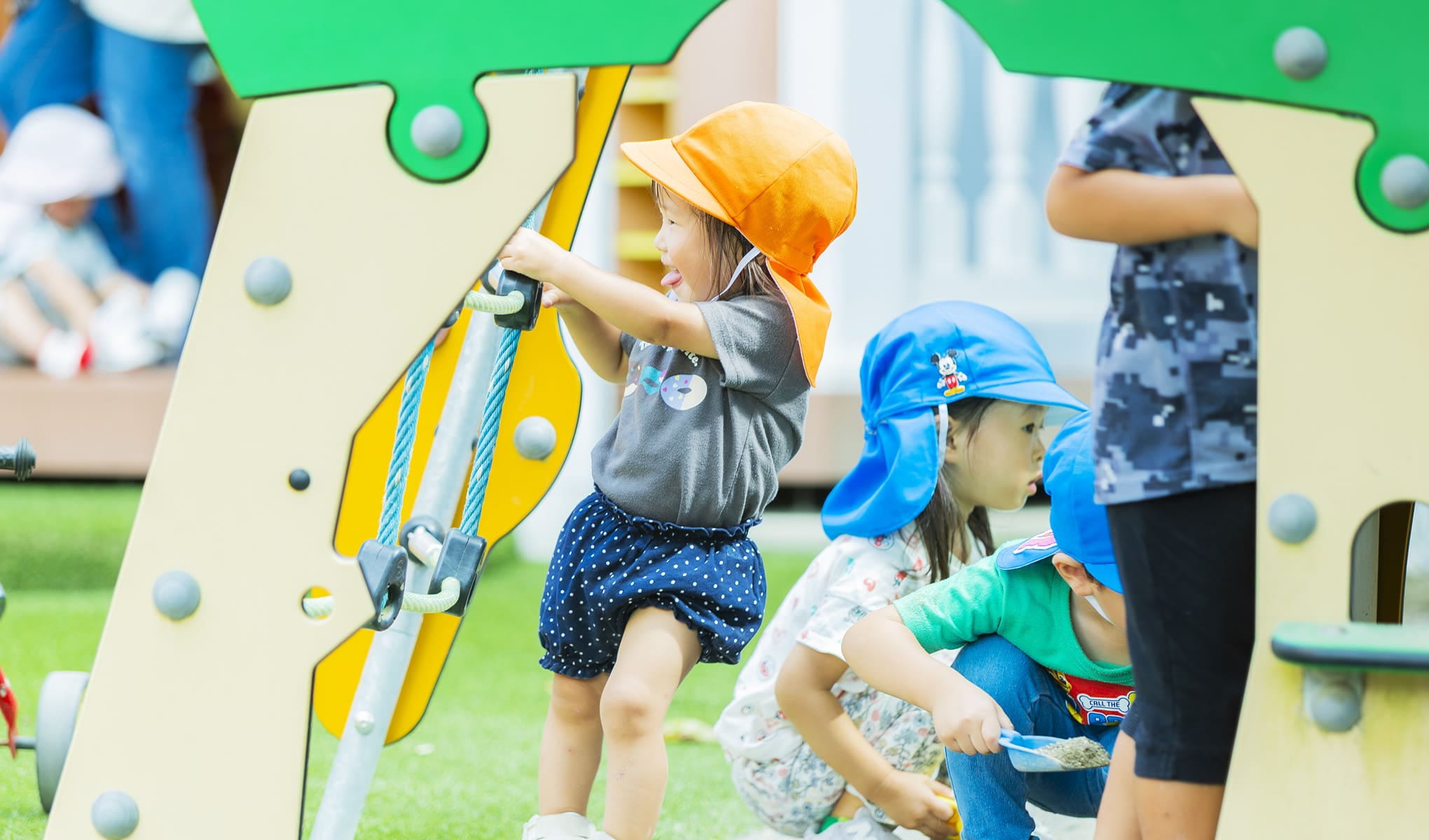 園庭で元気に遊ぶ複数の子どもたち